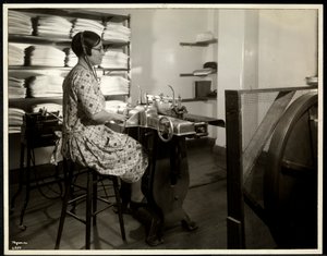 Mujer Ciega, Presumiblemente Charlotte Rohr, Trabajando con una Prensa Braille, Dictáfono y Estereotipo, Nueva York, 1933